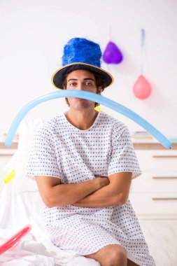 Genç adam hastanede onun Doğum günü kutluyor