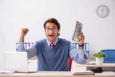 Ofiste çalışan yakışıklı bir genç. 