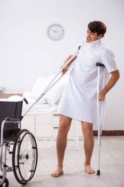 Yakışıklı delikanlı hastanede tekerlekli sandalyede 