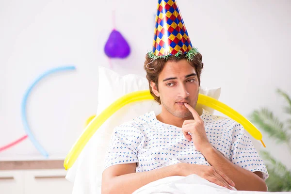 Giovane uomo che festeggia il suo compleanno in ospedale — Foto Stock