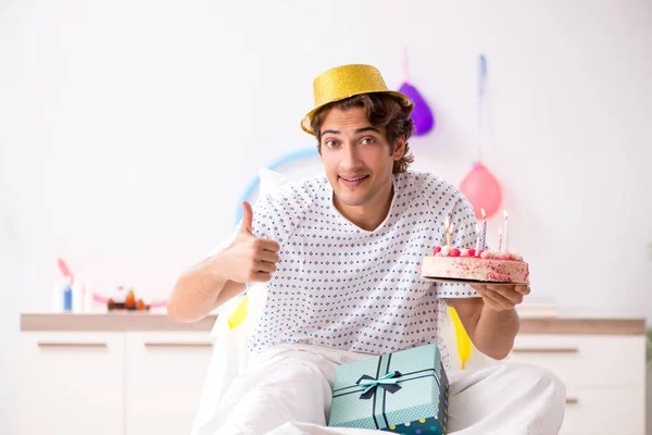 Giovane uomo che festeggia il suo compleanno in ospedale — Foto Stock