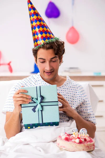Молодой человек празднует свой день рождения в больнице — стоковое фото