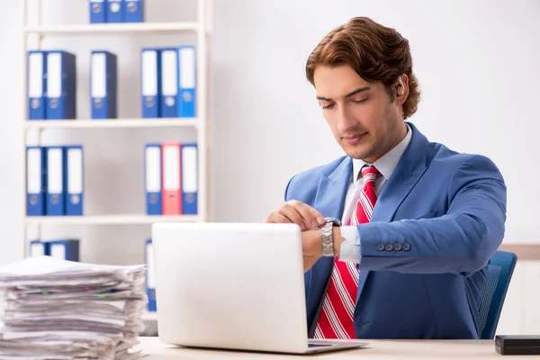 Dove werknemer hoortoestel gebruiken in office — Stockfoto