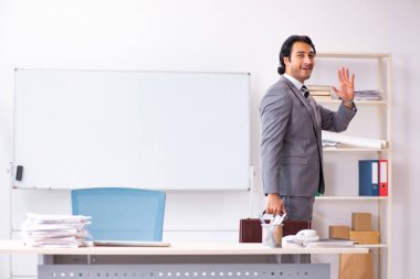 Genç yakışıklı işadamı ofiste. 