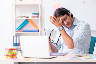 Ofiste çalışan genç yakışıklı erkek tasarımcı 