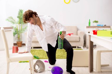 Genç adam akşamdan sonra parti 