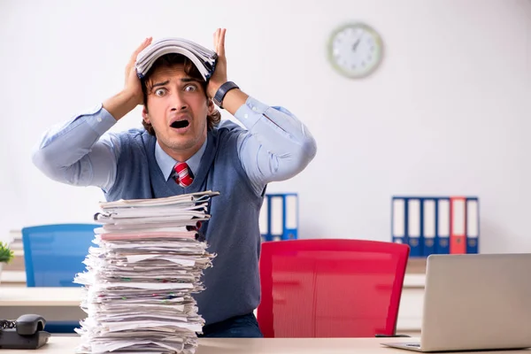 Jovem e bonito empregado infeliz com excesso de trabalho — Fotografia de Stock