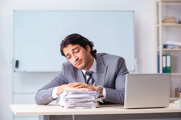 Ung stilig affärsman anställd på kontoret — Stockfoto