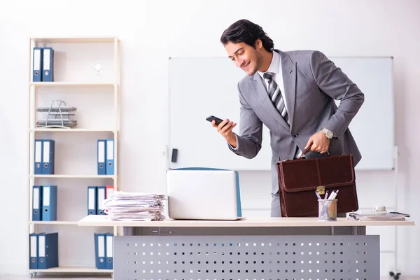 Jovem e bonito empresário empregado no escritório — Fotografia de Stock