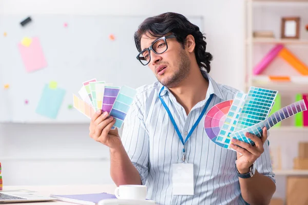 Junge hübsche männliche Designer arbeiten im Büro — Stockfoto