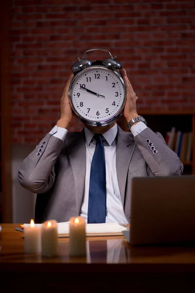 Empresario trabajando hasta tarde en la oficina con luz de vela — Foto de Stock