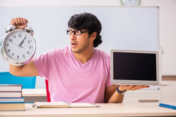 Mladý muž student sedí ve třídě — Stock fotografie