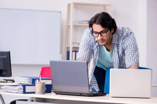 Es especialista que trabaja en la oficina — Foto de Stock