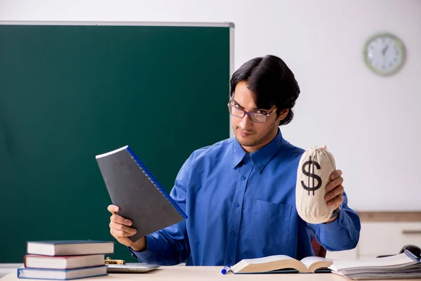 Joven profesor delante de pizarra — Foto de Stock