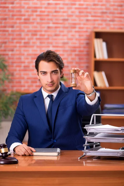Jonge knappe advocaat werkt in zijn kantoor — Stockfoto
