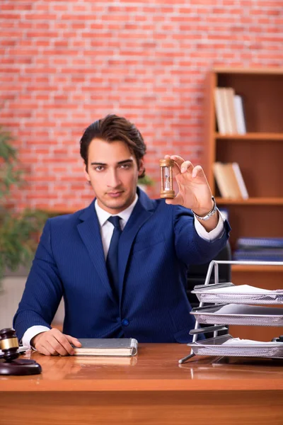 Joven abogado guapo que trabaja en su oficina — Foto de Stock