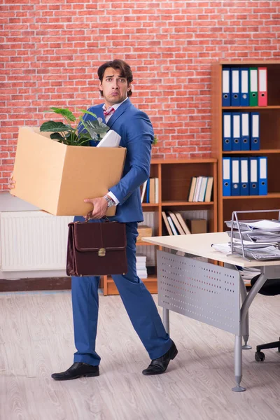 Jovem demitido do seu trabalho — Fotografia de Stock