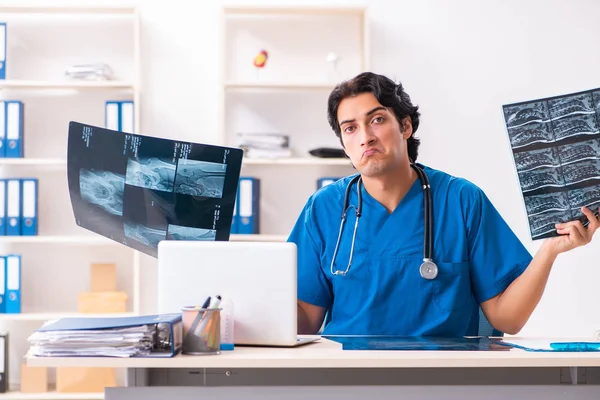 Ung manlig läkare radiolog arbetar på kliniken — Stockfoto