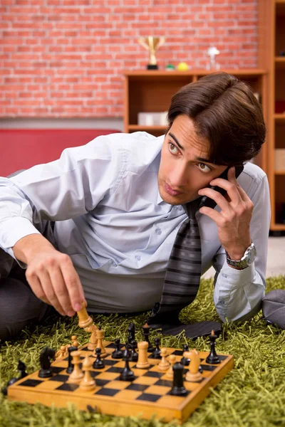 Młody przystojny szef gra w szachy podczas przerwy — Zdjęcie stockowe