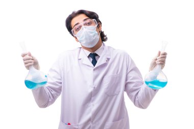 Beyaz arka planda izole genç kimyager 