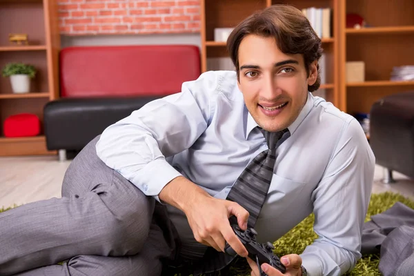 Jeune employé jouant à des jeux de joystick pendant sa pause — Photo