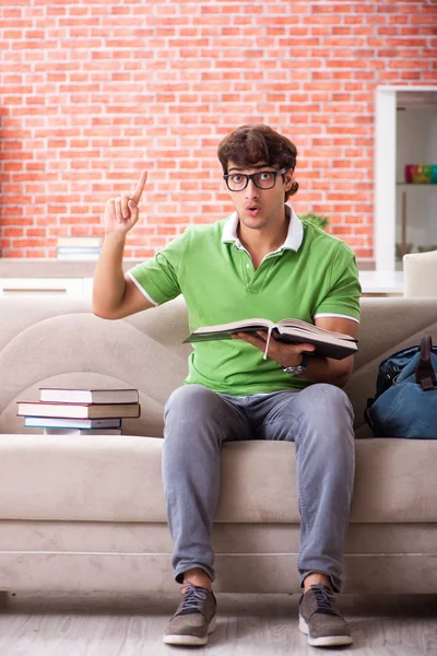 Estudiante joven preparándose para los exámenes en casa —  Fotos de Stock