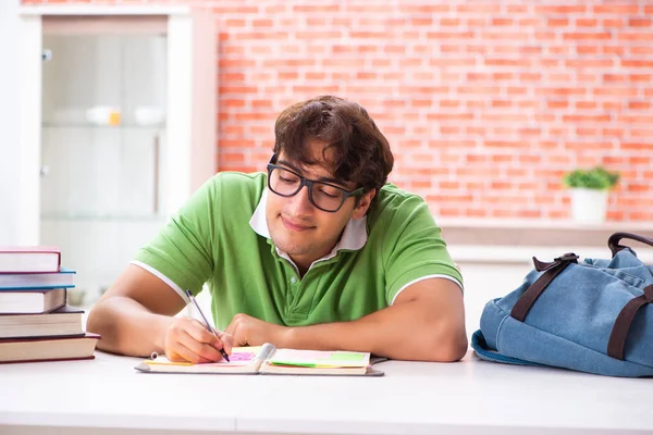 Ung student förbereder sig för tentor hemma — Stockfoto