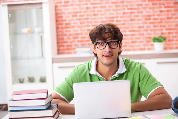 Jovem estudante se preparando para exames em casa — Fotografia de Stock