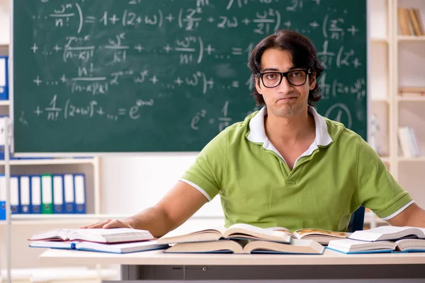 Estudiante guapo delante de pizarra con fórmulas —  Fotos de Stock