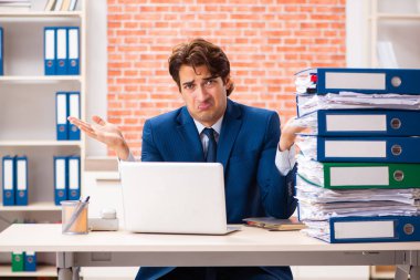 Çok fazla çalışma ile mutsuz zarif delikanlı 