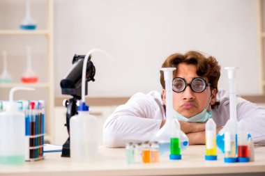 Deneyler ve testler yapan çılgın bir kimyager.