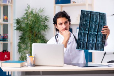 Klinikte çalışan genç yakışıklı Doktor radyolog 