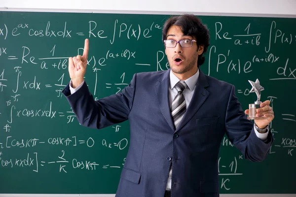 Jovem professor de matemática masculino em sala de aula — Fotografia de Stock