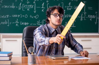 Komik erkek matematik öğretmeni sınıfta 