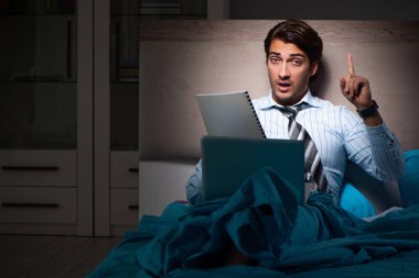 Yorgun işadamı gece fazla mesai yapıyor.