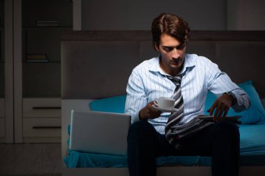Yorgun işadamı gece fazla mesai yapıyor.