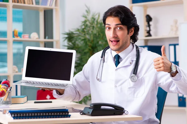 Ung stilig läkare i telemedicin koncept — Stockfoto
