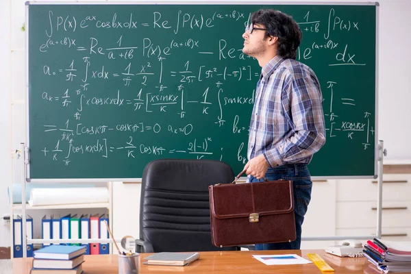 Profesor de matemáticas masculino divertido en el aula — Foto de Stock