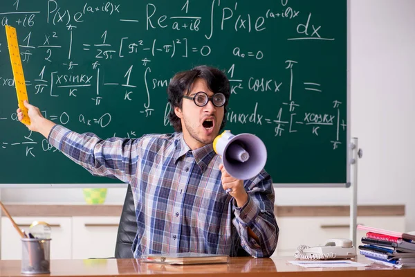 Lustige männliche Mathelehrer im Klassenzimmer — Stockfoto