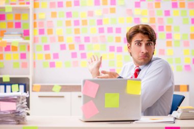 Çelişkili öncelikler konseptinde genç yakışıklı bir adam