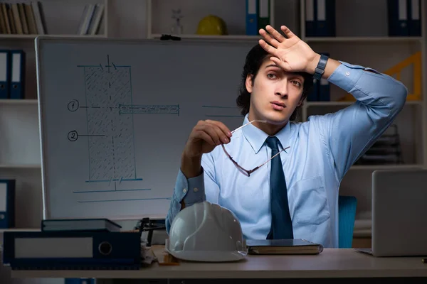 Jovem arquiteto masculino trabalhando noite no escritório — Fotografia de Stock