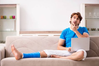 Koltukta genç adam bacağı yaralı