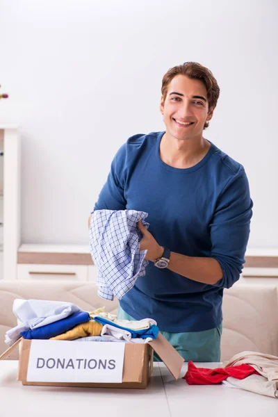 Conceito de caridade com roupas doadas — Fotografia de Stock