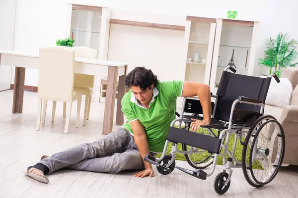 Jeune homme beau en fauteuil roulant à la maison — Photo