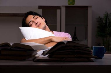 Erkek yakışıklı öğrenci sınav için geç evde hazırlanıyor 