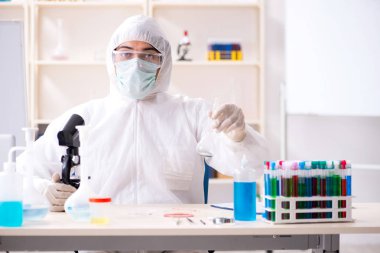 Laboratuvarda çalışan yakışıklı bir kimyager. 