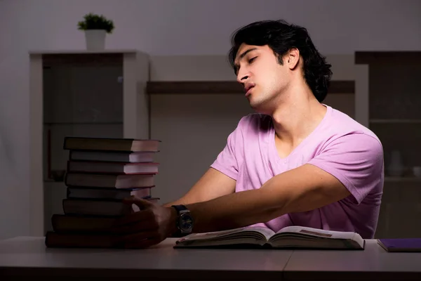 Hombre guapo estudiante preparándose para los exámenes tarde en casa —  Fotos de Stock