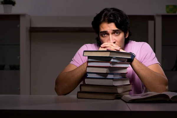 Mannelijke knappe student voorbereiden op examens laat thuis — Stockfoto