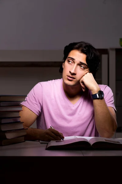 Maschio bello studente preparazione per esami tardi a casa — Foto Stock