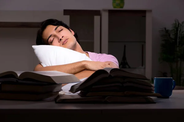Estudante bonito masculino se preparando para exames tarde em casa — Fotografia de Stock